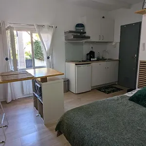 https://studio-contemporain-calme-pour-tout-faire-a-pieds.fr-provencehotel.com